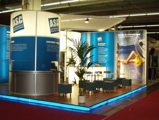 Abgehngte Stoffdecke Leuchtsule und Leuchtwand mit Leuchttheke und farblich abgestimmten Barhockern und Sesseln eigens fr den Messestand hergestellt