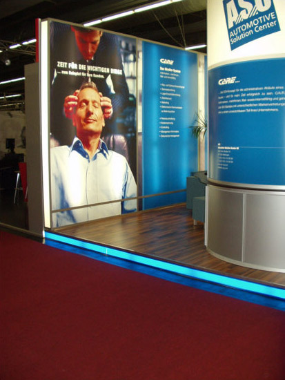 Abgehngte Stoffdecke Leuchtsule und Leuchtwand mit Leuchttheke und farblich abgestimmten Barhockern und Sesseln eigens fr den Messestand hergestellt