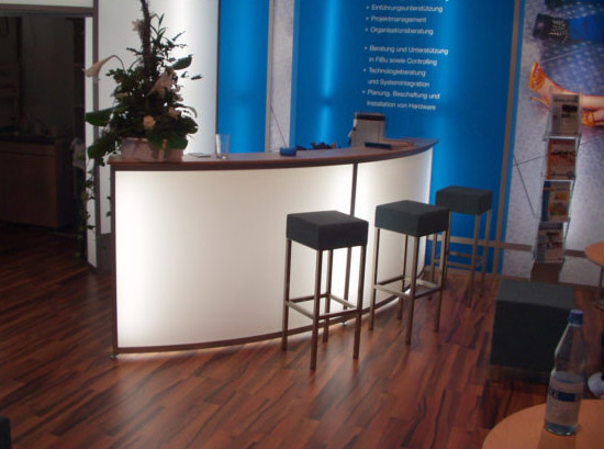 Abgehngte Stoffdecke Leuchtsule und Leuchtwand mit Leuchttheke und farblich abgestimmten Barhockern und Sesseln eigens fr den Messestand hergestellt