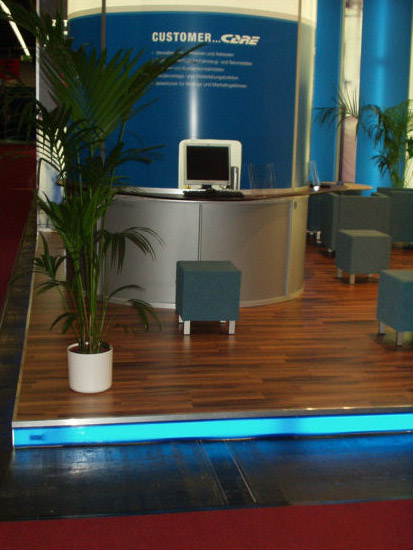 Abgehngte Stoffdecke Leuchtsule und Leuchtwand mit Leuchttheke und farblich abgestimmten Barhockern und Sesseln eigens fr den Messestand hergestellt