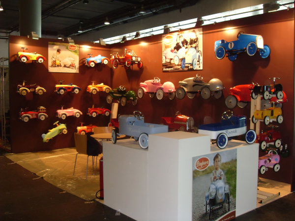 Kleiner Messestand fr einen Spielzeughersteller von Tretautos