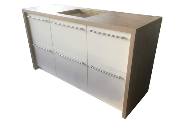 Waschtisch und Einbaubadregal