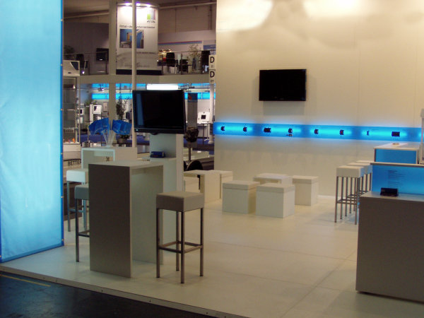 Messestand mit Flachbildschirmen, Hocker, Thekenstuhl Birte, Leuchtsulen, Leuchttheke, XXL-Druck