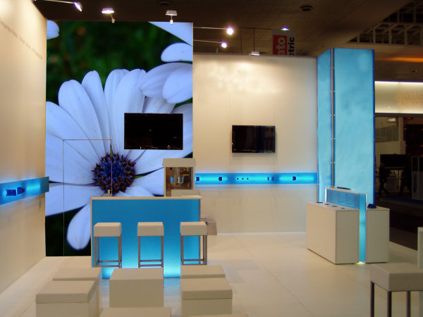 Messestand mit Flachbildschirmen, Hocker, Thekenstuhl Birte, Leuchtsulen, Leuchttheke, XXL-Druck