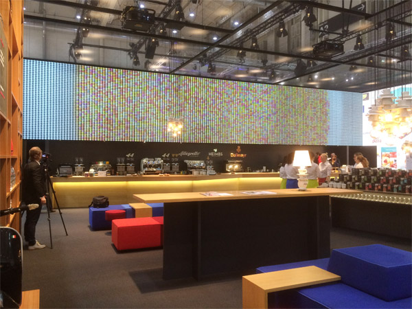 Beamerwand aus ca. 7500 Tassen Prsentationsregale, Loungembel, Deckenleuchten aus Tassen und Kaffelffeln