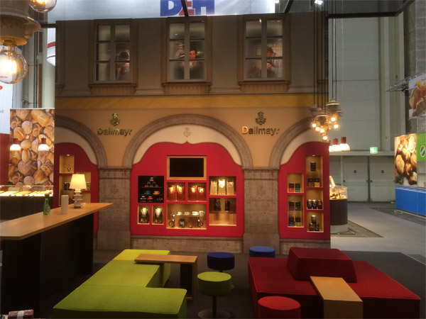 Beamerwand aus ca. 7500 Tassen Prsentationsregale, Loungembel, Deckenleuchten aus Tassen und Kaffelffeln