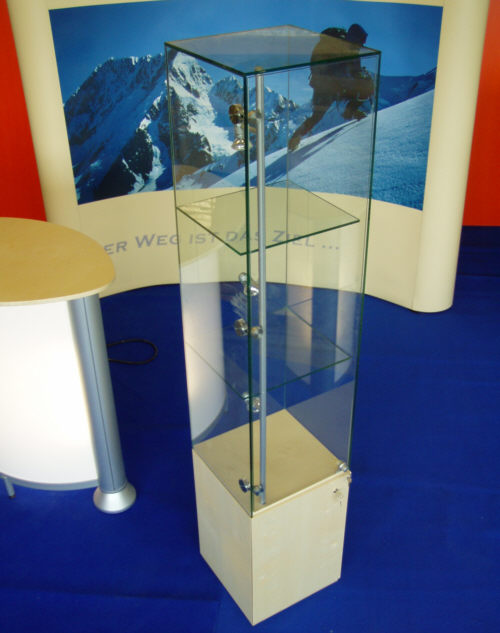 Messestand mit Display Dinslaken, Leuchttheke Laage und Vitrine Viernheim