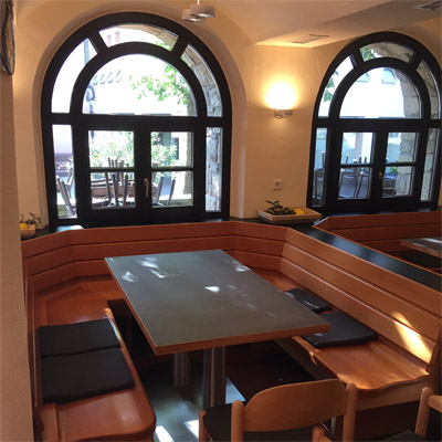 Restauranteinrichtung mit Tischen und Sthlen Objekteinrichtung