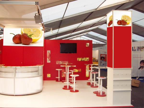 Messestand fr Lebensmitteldiscounter mit Freiformdrucken: Theke, Sthle, Hocker, Wnde, Stehtische, Prospektstnder