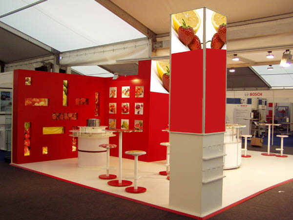 Messestand fr Lebensmitteldiscounter mit Freiformdrucken: Theke, Sthle, Hocker, Wnde, Stehtische, Prospektstnder