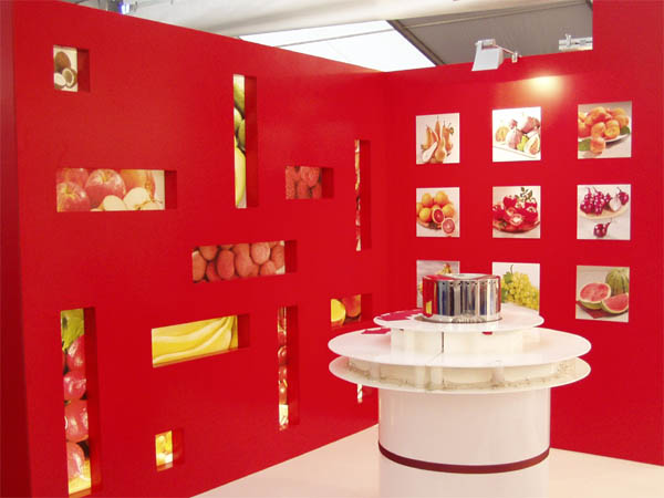 Messestand fr Lebensmitteldiscounter mit Freiformdrucken: Theke, Sthle, Hocker, Wnde, Stehtische, Prospektstnder