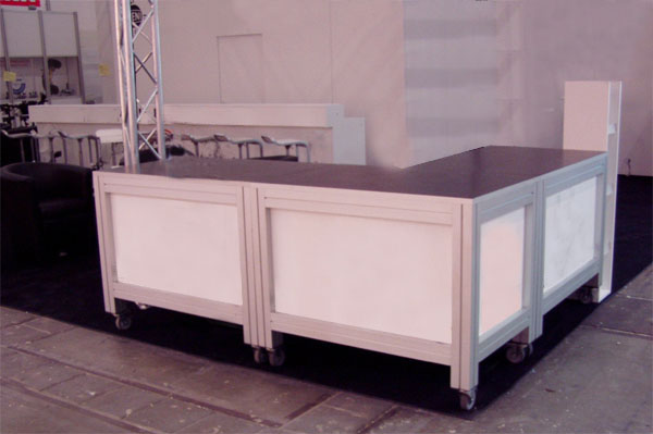 Messestand mit Traversen, Stellwnden und Beleuchtung und Theke Nassau mit Rollen