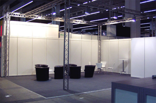 Messestand mit Traversen, Stellwnden und Beleuchtung und Theke Nassau mit Rollen