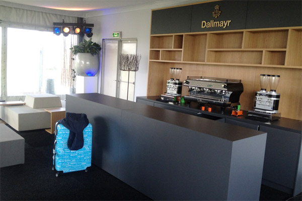 Objekteinrichtung Hotel mit Empfangstheke, Kaffeebar, Regalen, Loungembeln, Sitzecke, Bnke