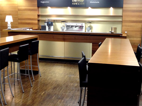 Tische Nussbaum, Theke Nussbaum Alu Gold eloxiert Sitzecke mit Bnken, Beistelltischen, Hockern