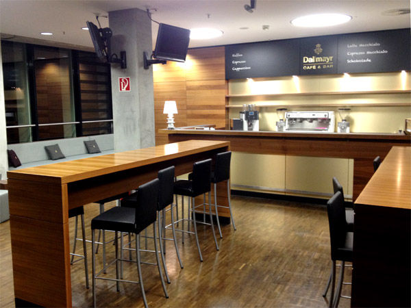 Tische Nussbaum, Theke Nussbaum Alu Gold eloxiert Sitzecke mit Bnken, Beistelltischen, Hockern