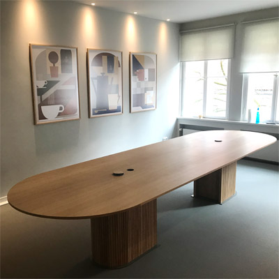 Wandverkleidung Konferenztisch XXL mit Kabeltank Eiche