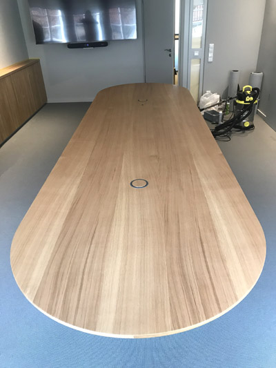 Wandverkleidung Konferenztisch XXL mit Kabeltank Eiche