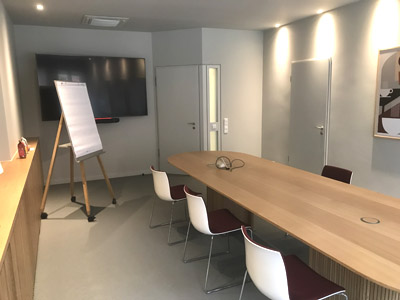 Wandverkleidung Konferenztisch XXL mit Kabeltank Eiche