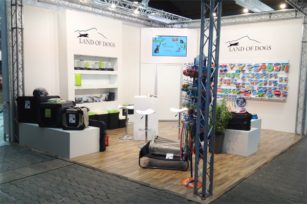 ca. 6m x 6m mit Kabine groer LCD Bildschirm
Stehtischen, Laminat, Barhocker, Podesten, Beleuchtung, Traversen... 