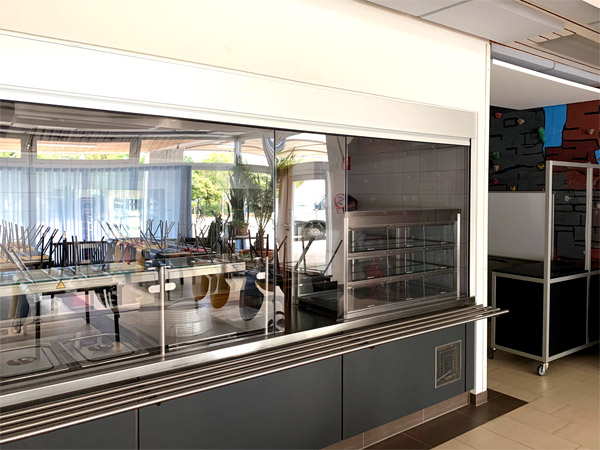 Mensaverkleidung mit Theken Spuckschutz Rolltheken Ausgabe Glasfront