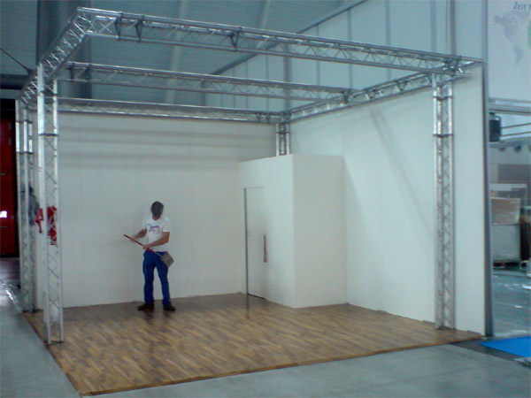 Systemmessestand 5x7m
mit Traversen, Stellwnden, Kabine und Laminatboden