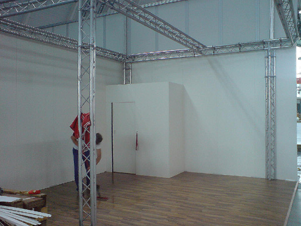 Systemmessestand 5x7m
mit Traversen, Stellwnden, Kabine und Laminatboden