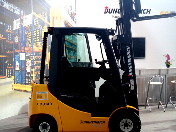 Messestand mit Digitaldrucken, Deckendisplay, Theke, Leuchtelementen, Sthlen, Tischen, Stehtischen, Beleuchtung