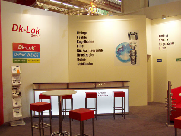 Messestand Look mit Leuchttheke Lindau, Barhocker Birte, Loungeserie Luzern