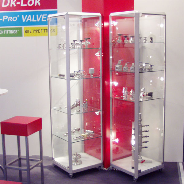 Messestand Look mit Leuchttheke Lindau, Barhocker Birte, Loungeserie Luzern