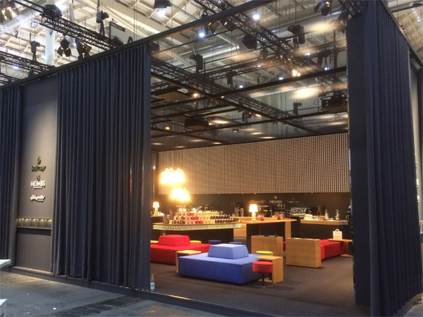 Messestand Dallmayr 2016 ca. 230qm riesiger Vorhang und Beamerwand aus ca. 7500 Tassen