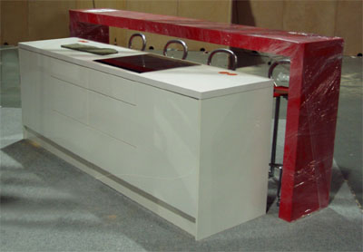 Messestand mit Traversen, Theke, Bestuhlung, Prospektstnder, Strahler