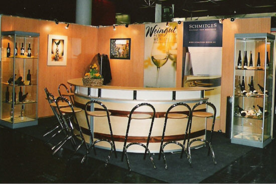 Holzstellwnde Glasvitrinen und Messetheke