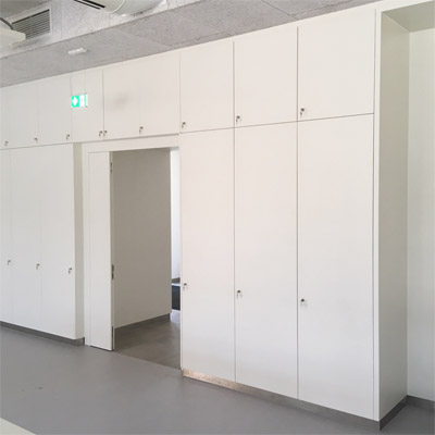 Objekteinrichtung Raumteiler in Schrankbauweise mit Tren