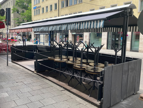 Schanigarten die Oase in der Stadt Konstruktion Transport Aufbau