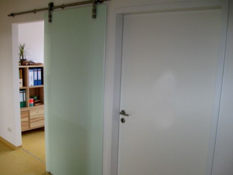 Objekteinrichtung Fitnessstudio mit Empfangstheken, Glasschiebetren, Spinden, Schrnken, Spiegelwand