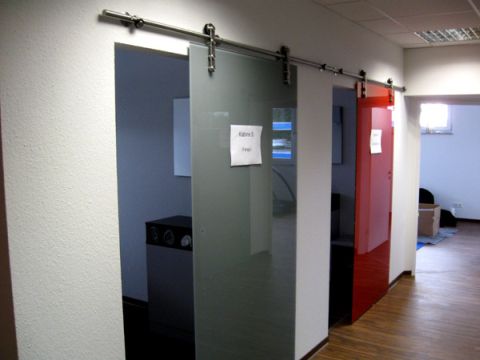 Objekteinrichtung Fitnessstudio mit Empfangstheken, Glasschiebetren, Spinden, Schrnken, Spiegelwand