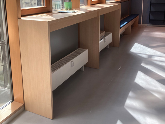 Objekteinrichtung Showkche Vollkernarbeitsplatte, eingefrstes Waschbecken rckseitig verklebt, Mllkipper aus Aluminium, Arbeitsplatte aus Edelstahl mit Kabelausschnitten