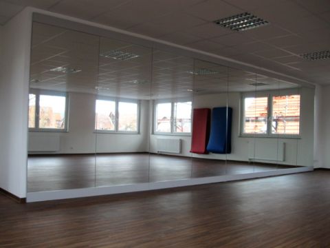 Objekteinrichtung Fitnessstudio mit Empfangstheken, Glasschiebetren, Spinden, Schrnken, Spiegelwand