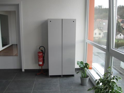 Objekteinrichtung Fitnessstudio mit Empfangstheken, Glasschiebetren, Spinden, Schrnken, Spiegelwand