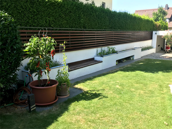 Gartenzaun Stahlkonstruktion mit Holzlamellen und Alurahmen Unterkonstruktion verschweit