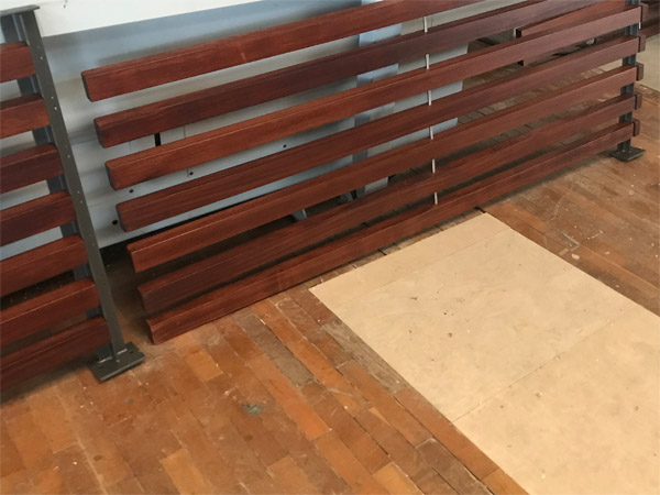 Gartenzaun Stahlkonstruktion mit Holzlamellen und Alurahmen Unterkonstruktion verschweit